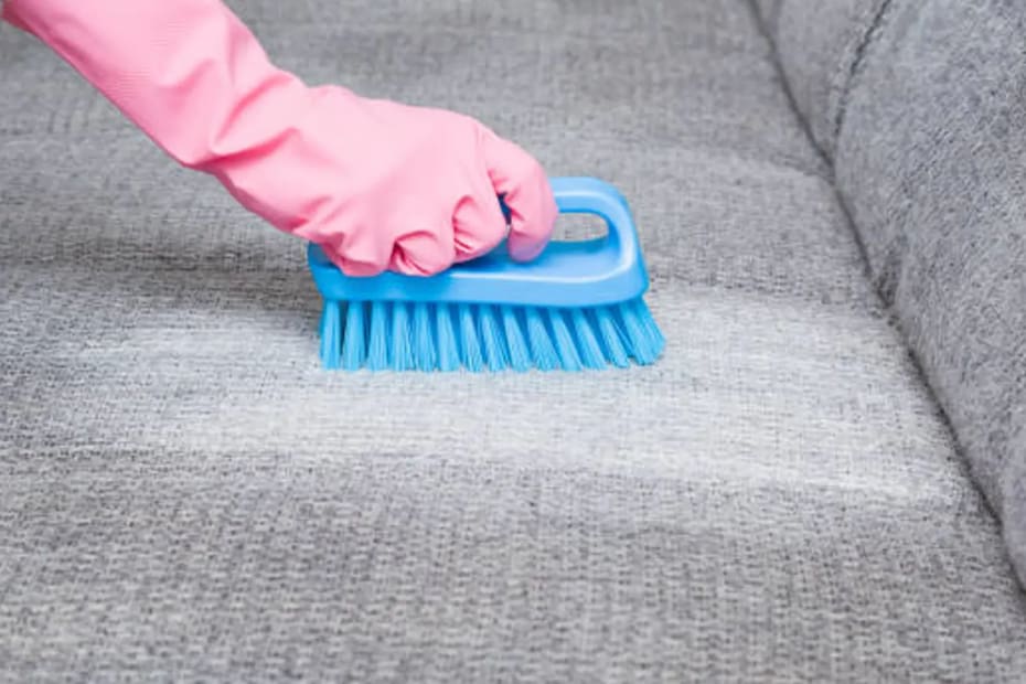 Con solo 3 ingredientes puedes hacer una mezcla que limpie tus sillones.