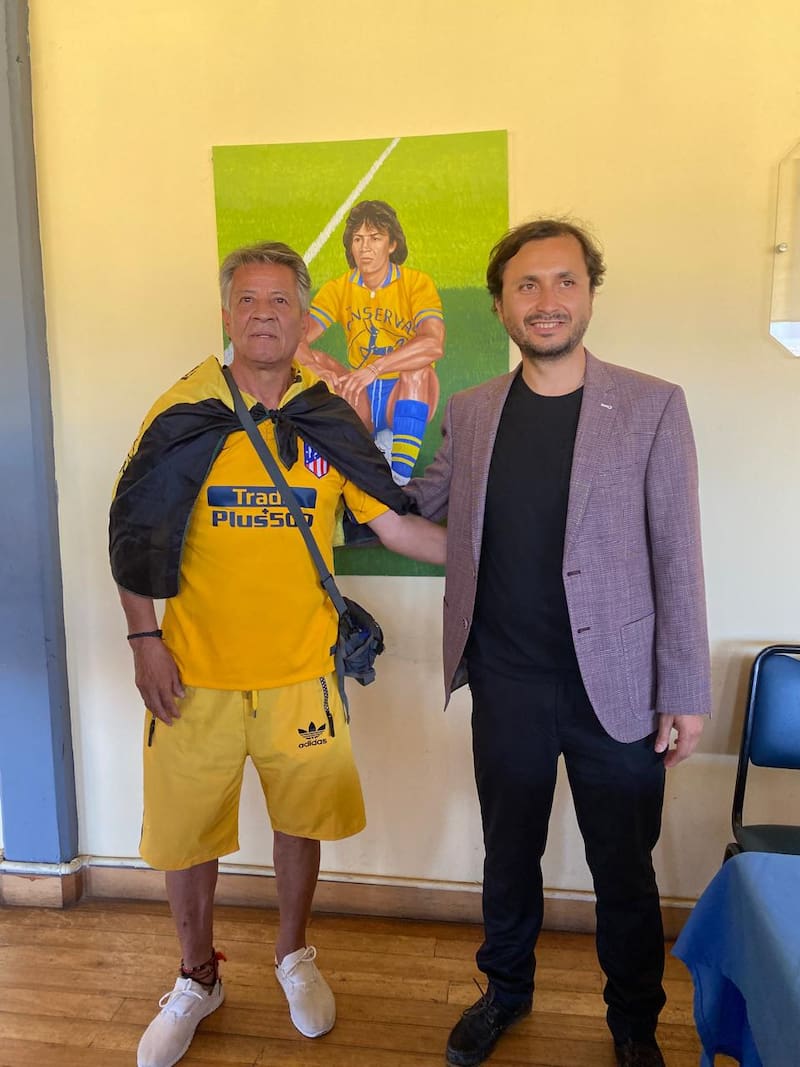 "Pititore" junto a Gonzalo Valero en el lanzamiento del libro El Acróbata del Gol. Foto: Personal Gonzalo Valero.