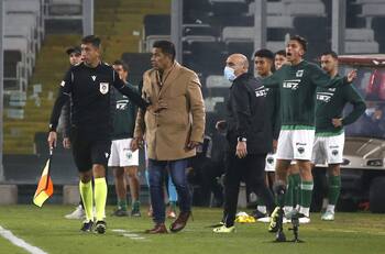 Los cuatro entrenadores del fútbol chileno que podrían perder su puesto este fin de semana