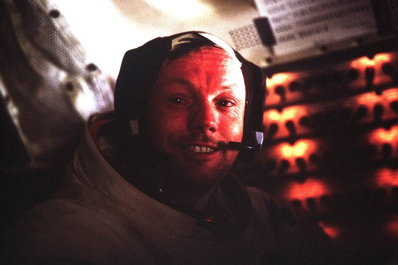 Neil Armstrong descansando a bordo del módulo lunar tras la primera exploración de la Luna.