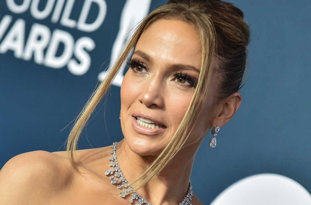 Jennifer Lopez sorprende luciendo vestido de novia para el rodaje de su última película, "Shotgun Wedding"