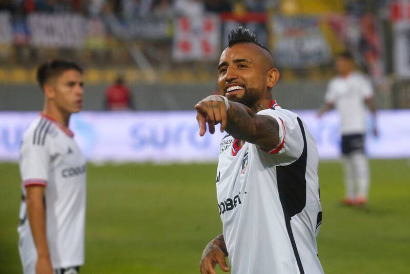 Arturo Vidal con la camiseta de Colo Colo. Foto: Agencia Aton.