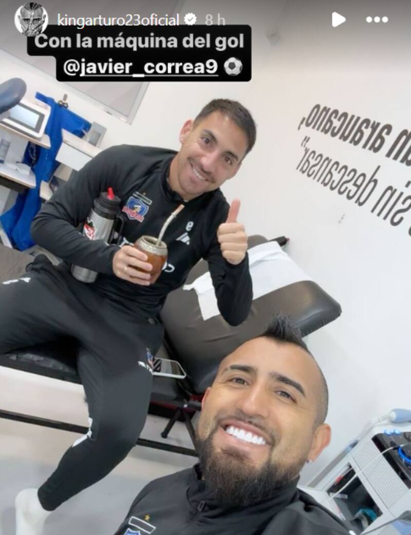 La historia que subió Arturo Vidal a su cuenta de Instagram junto a Javier Correa.