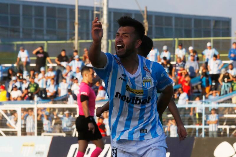 Carlos Villanueva llenó de elogios a Arturo Vidal. Foto: Agencia Aton.