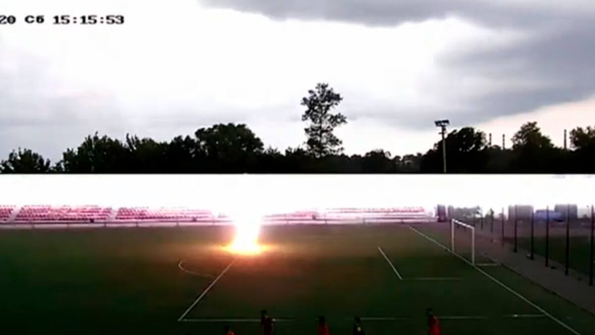 Fuertes imágenes: Joven arquero ruso fue impactado por un rayo en pleno entrenamiento