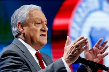 “Veo actitudes que no corresponden; futbolistas preocupados de la farándula y entrenadores que le reclaman al árbitro”