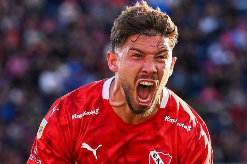 este 2025 ya lleva 26 partidos jugados con la camiseta del Rojo, donde anotó 5 goles y repartió 4 asistencias.