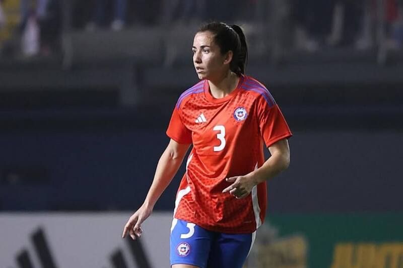 La defensora de Universidad Católica es seleccionada nacional desde 2020 y ahora el gran desafío que asume junto a La Roja es la Liga de Naciones Femenina de la Conmebol, en busca de boletos mundialistas. Foto: Instagram Fernanda Ramírez.