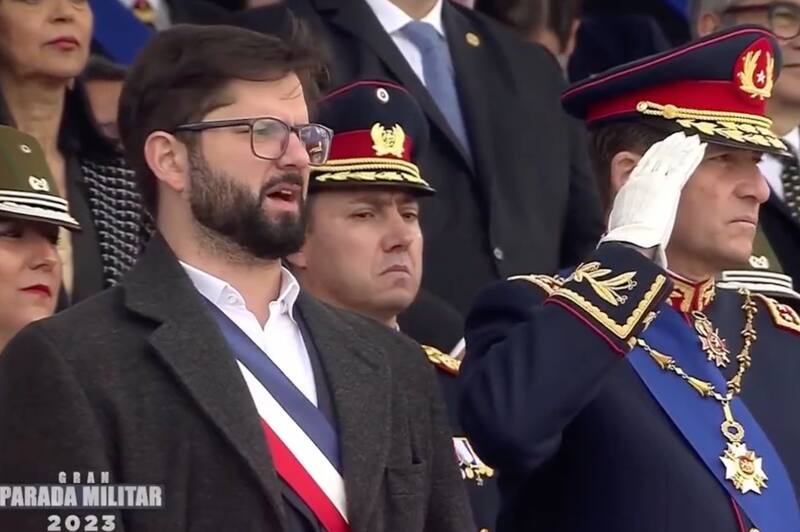 Fue captado cantando "Los Viejos Estandartes" en la Parada Militar 2023. Crédito: Captura.