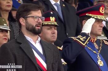 VIDEO | Presidente Boric sorprende en la Parada Militar cantando “Los Viejos Estandartes”
