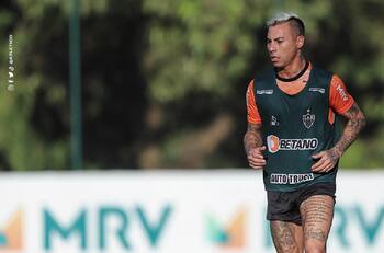 VIDEO: La divertida broma de Eduardo Vargas a Hulk por no tener internet móvil en su celular