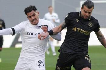 El negro día de César Pinares en derrota de Altay: Fue capitán, cometió penal, lo expulsaron y se perderá el próximo derbi