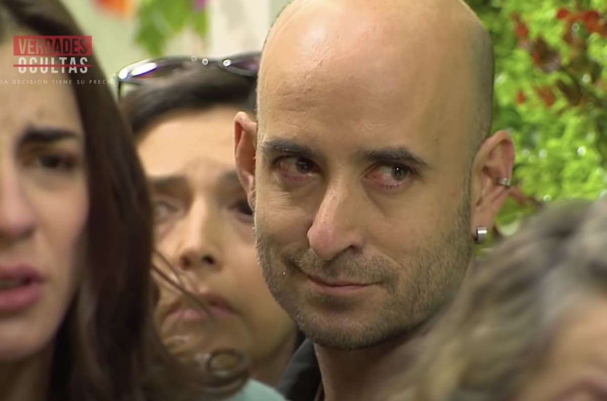 Cristián Carvajal sorprendió al mostrarse leyendo el último episodio de "Verdades Ocultas"