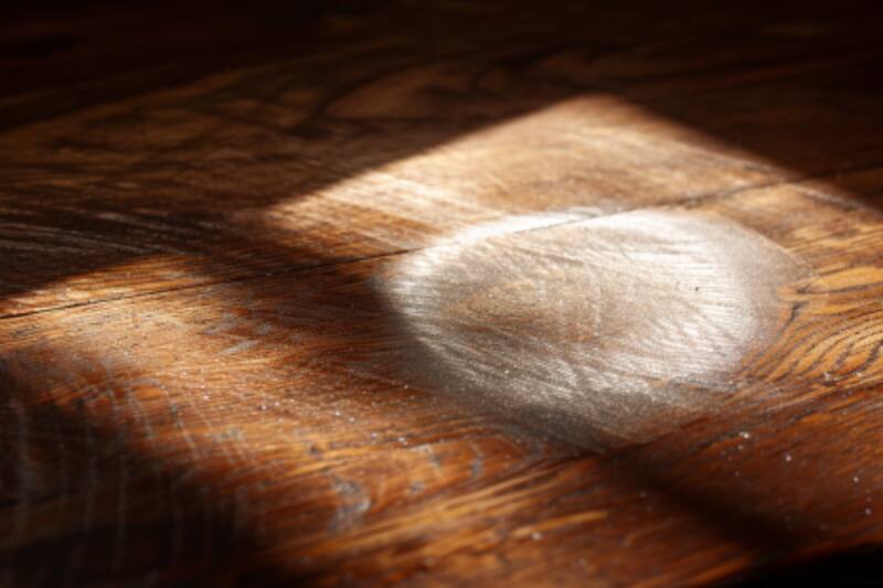 Colocar cosas calientes en superficies de madera por largos periodos de tiempo puede causar marcas permanentes en su acabado. Créditos: Oficinas Montiel.