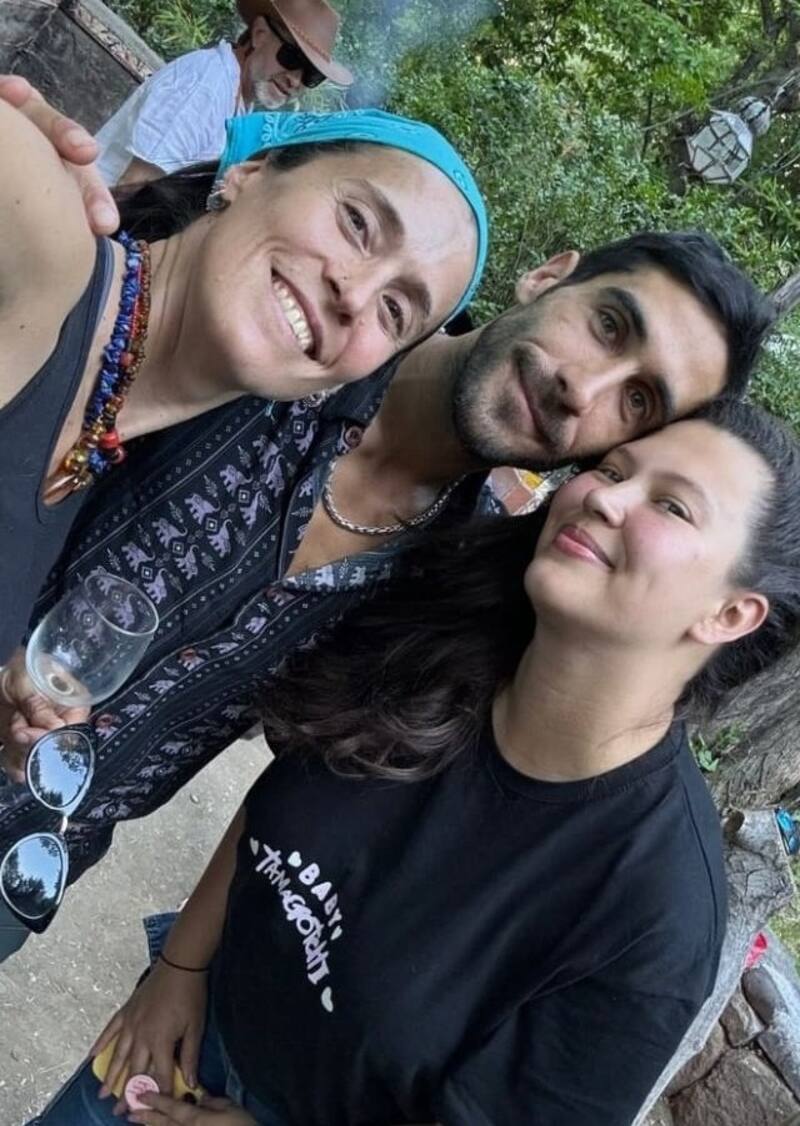 Michelle junto a Pedro e Ilania Astorga, su hermana mayor.