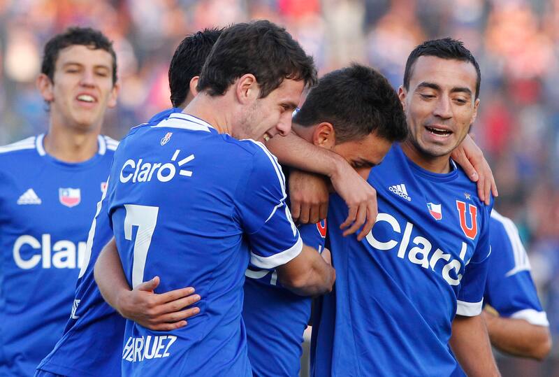 Luis Felipe Gallegos marcando un gol por la U en 2012.