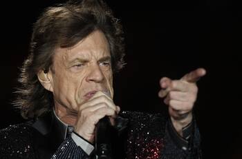 Representantes de The Rolling Stones se querellaron contra comerciante chilena por ceniceros falsificados: Tenían logo de la banda