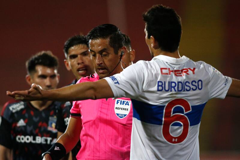 El árbitro tampoco sancionó un penal de Darío Lezcano sobre Guillermo Burdisso en el Clásico. (Foto: Agencia Aton)