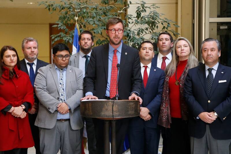 La bancada de oposición realizó la AC contra Carolina Tohá.