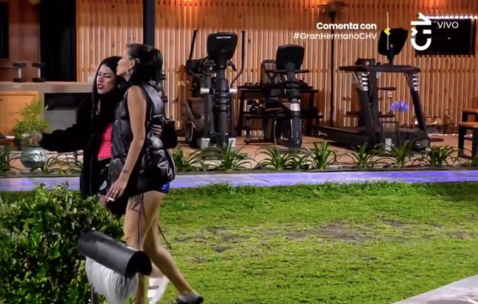 Constanza Capelli y Scarlette Gálvez. Foto: CHV.