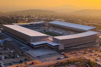 El Claro Arena de la UC pasa el corte: estos 4 proyectos son sus rivales en el Building of the Year 2026