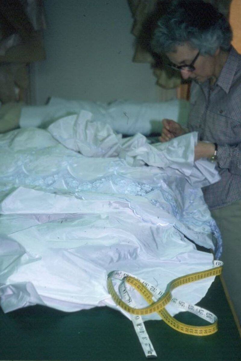 Los diseñadores de su vestido de novia crearon un vestido de respaldo con detalles similares al original.