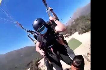 VIDEO | Instructor de parapente vivió angustiantes momentos tras quedar colgando en el aire en Puente Alto