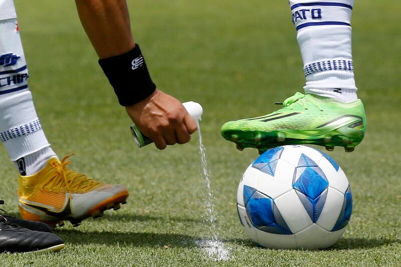 Pelota del fútbol chileno. Agencia Aton