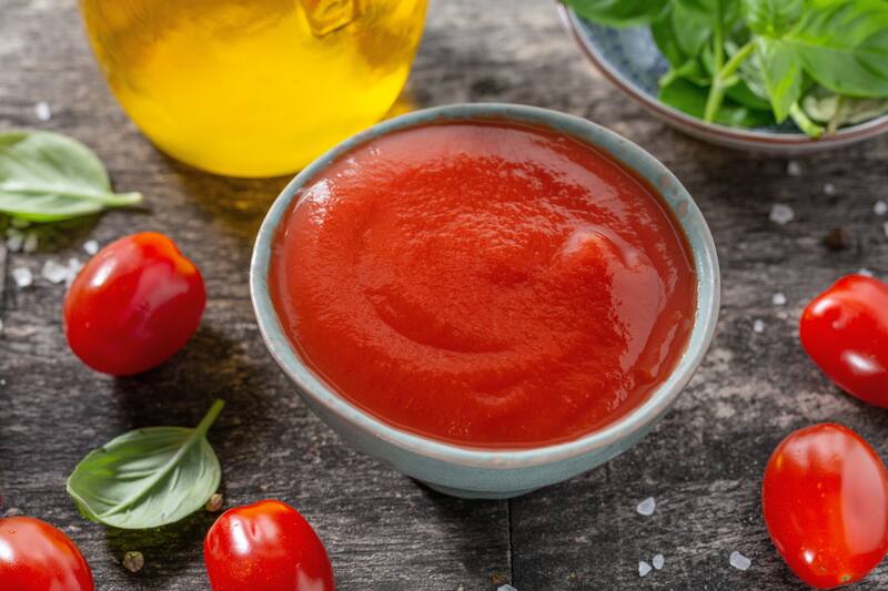 Gracias a su nivel de acidez natural, la salsa de tomate elimina la grasa de los elementos de metal fácilmente.