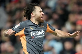 “Lo que todo buen jugador debe hacer...”: Lluvia de elogios para Ben Brereton en Inglaterra