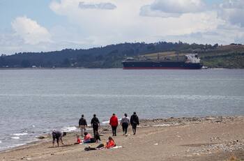 "Hasta aquí no más llegaste": Mujer acusada de expulsar a joven de la playa en Puerto Montt contó su versión