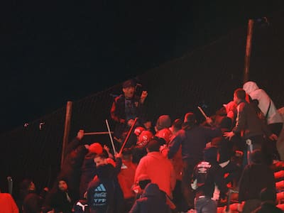 “Tiene una fractura en el cráneo”: Actualizan estado de hincha de la U herido de gravedad en Argentina