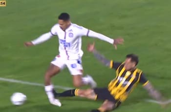 VIDEO | Y en la Libertadores: la patada más criminal en lo que va de 2025 en el fútbol internacional