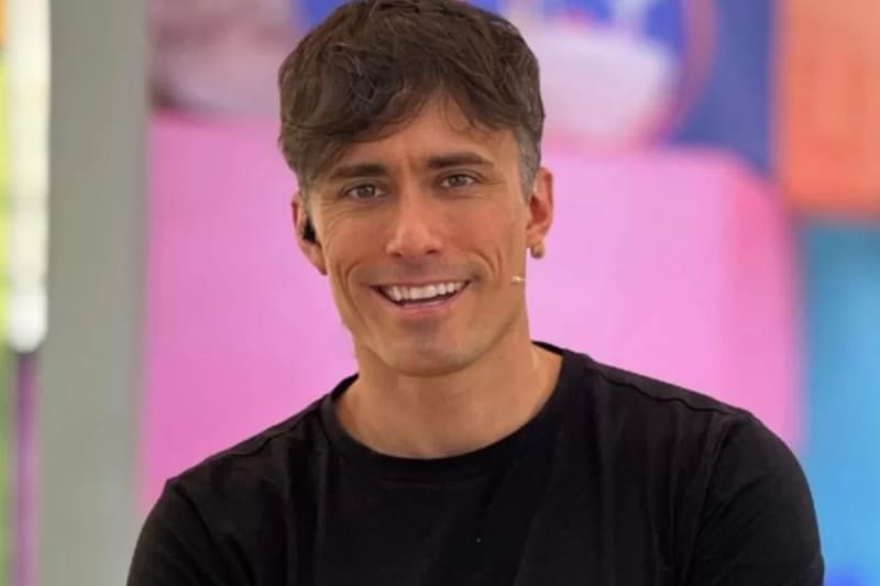 conduce una potente camioneta.