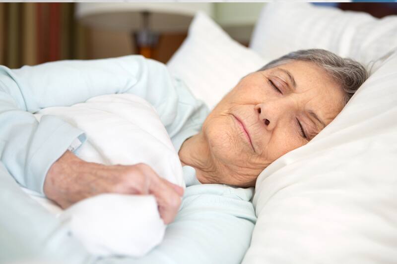 Esto es lo que dicen los expertos sobre las horas que debe dormir las personas de la tercera edad.