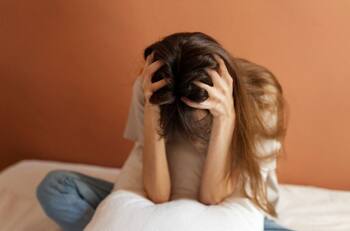 Esta es la rutina que recomienda Harvard para reducir la ansiedad: tiene 4 pasos