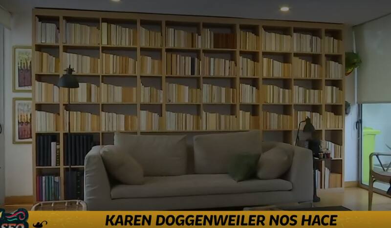 Casa de Karen Doggenweiler tiene una estantería con libros al revés.
