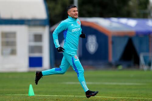 Charles Aránguiz en un entrenamiento de Universidad de Chile.