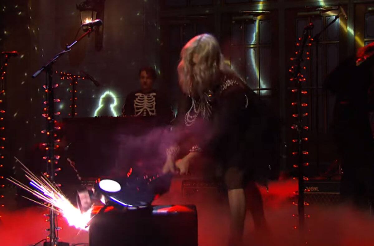 Sacó chispas: Phoebe Bridgers debutó en "Saturday Night Live" con una memorable presentación