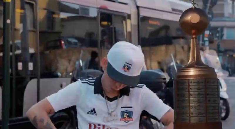 El artista urbano sale en varias escenas con la camiseta de Colo Colo.