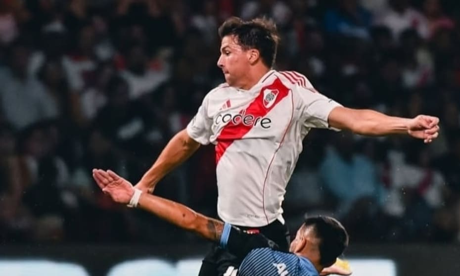 El chileno con la camiseta de River Plate.