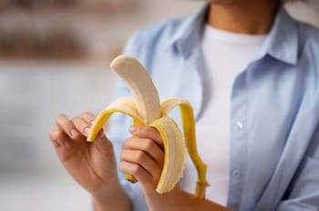 Cáscaras de plátano y vinagre: la mezcla casera perfecta para nutrir y proteger tus plantas