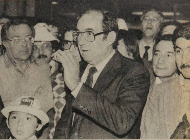 El dirigente y los pasajeros del charter que partiría con la selección a Asunción. la tensa espera en Pudahuel.