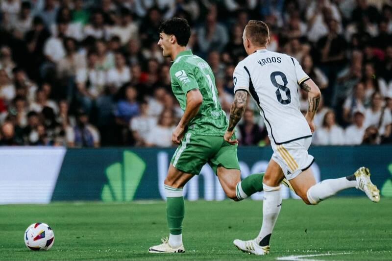 El jugador del Betis es de gran interés en la principales ligas de Europa. Créditos: @johnny_l01.