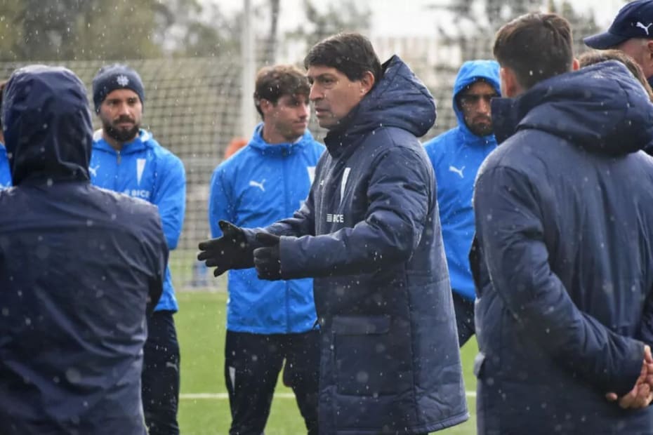 El DT argentino en su primera práctica al frente de la UC.