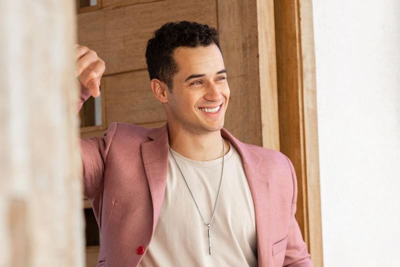 El actor participó en distintas producciones dramáticas de TVN, es modelo y sube contenido fitness y fisiculturismo en redes sociales.