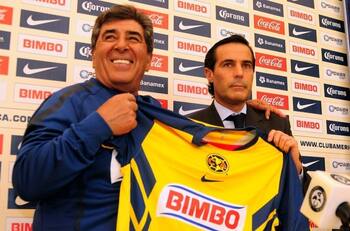 Cuatro chilenos destacan en encuesta para elegir el XI histórico de la LigaMX