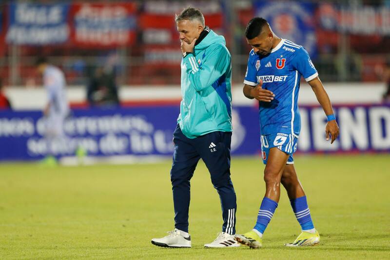 . El entrenador de Universidad de Chile, Gustavo Álvarez, habla con Cristián Palacios.