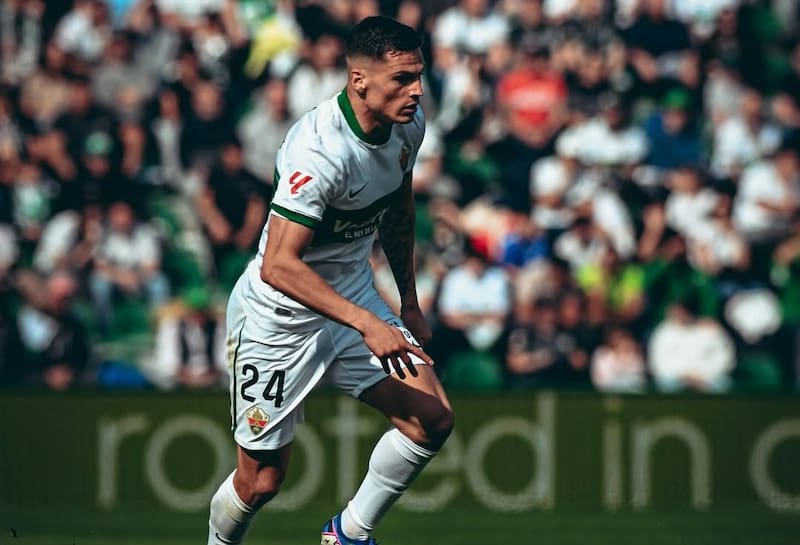 El chileno no logra convencer en su nuevo puesto en el Elche. Foto: @elche.