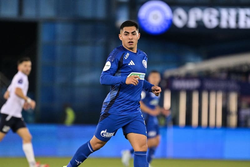 En la imagen, el ex atacante albo jugando por el Orenburg, cuando aún no era marginado del primer equipo.